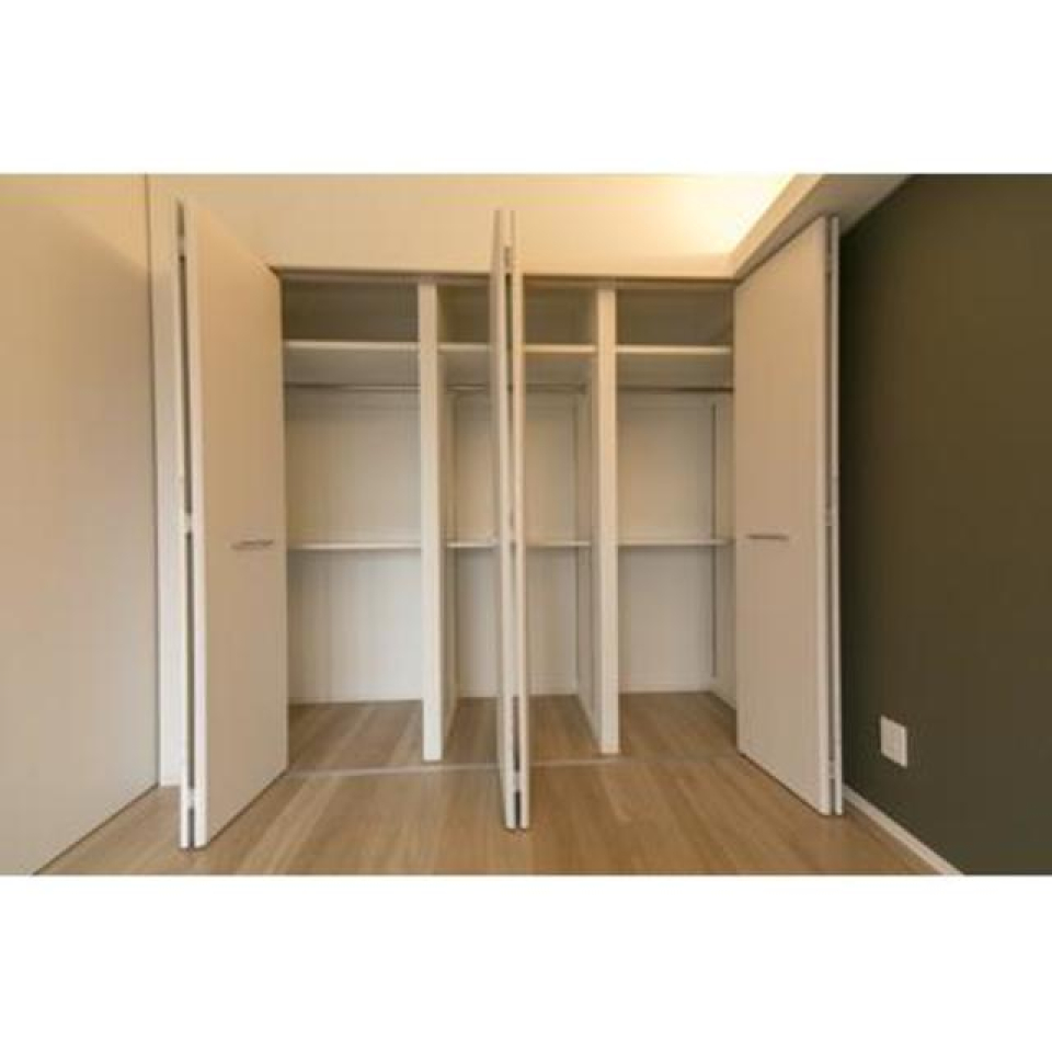 ベッドルームの収納を開けた時の様子。※写真は同タイプ住戸です。