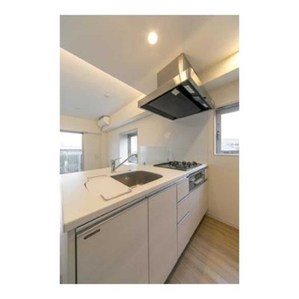 白を基調とした対面式キッチン。※写真は同タイプ住戸です。