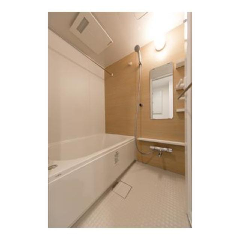 ナチュラルな木目調のパネルの浴室です。※写真は同タイプ住戸です。