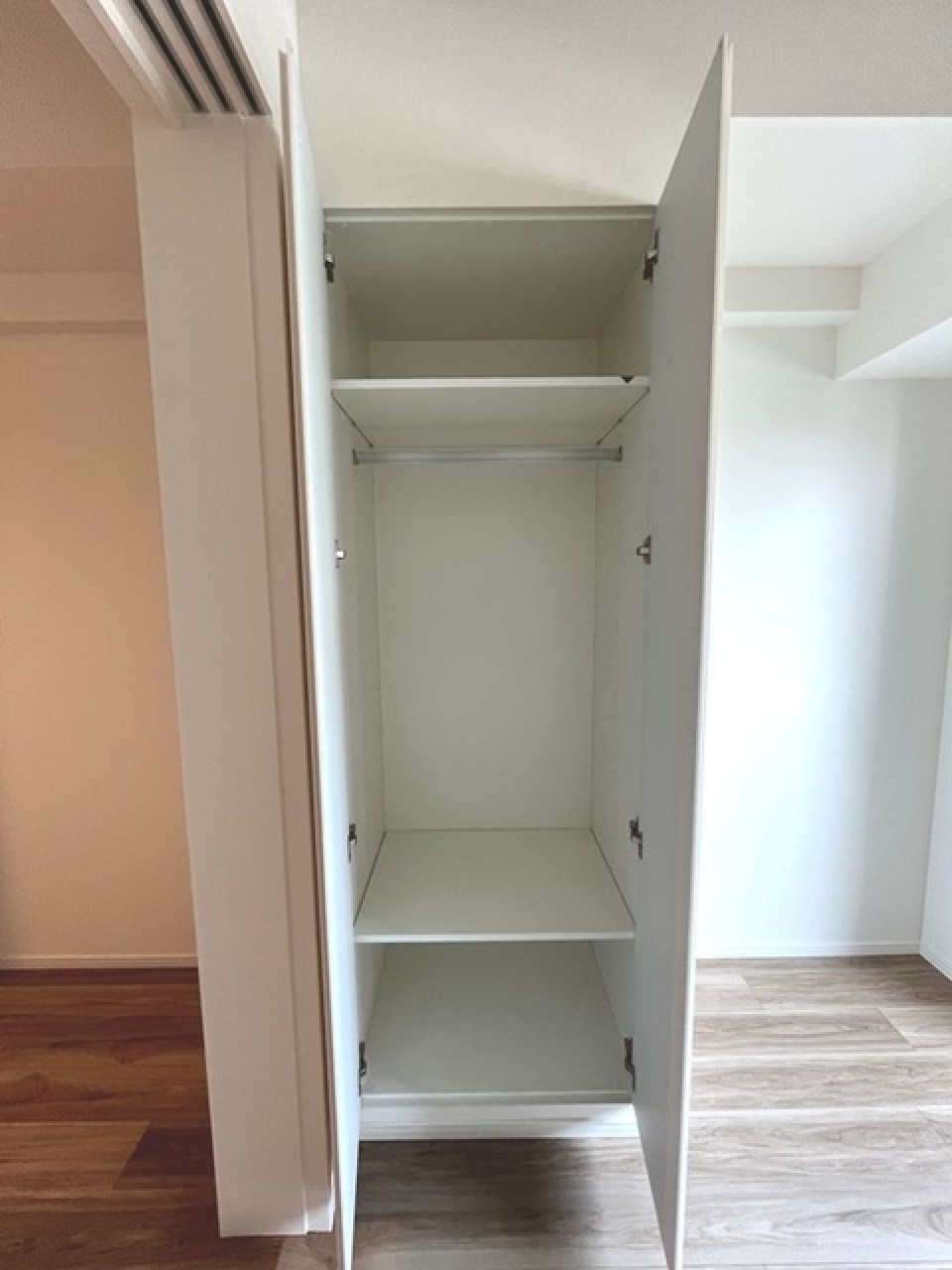 ベッドルームには収納があります。収納を開けた時の様子。※写真は同タイプ住戸です。