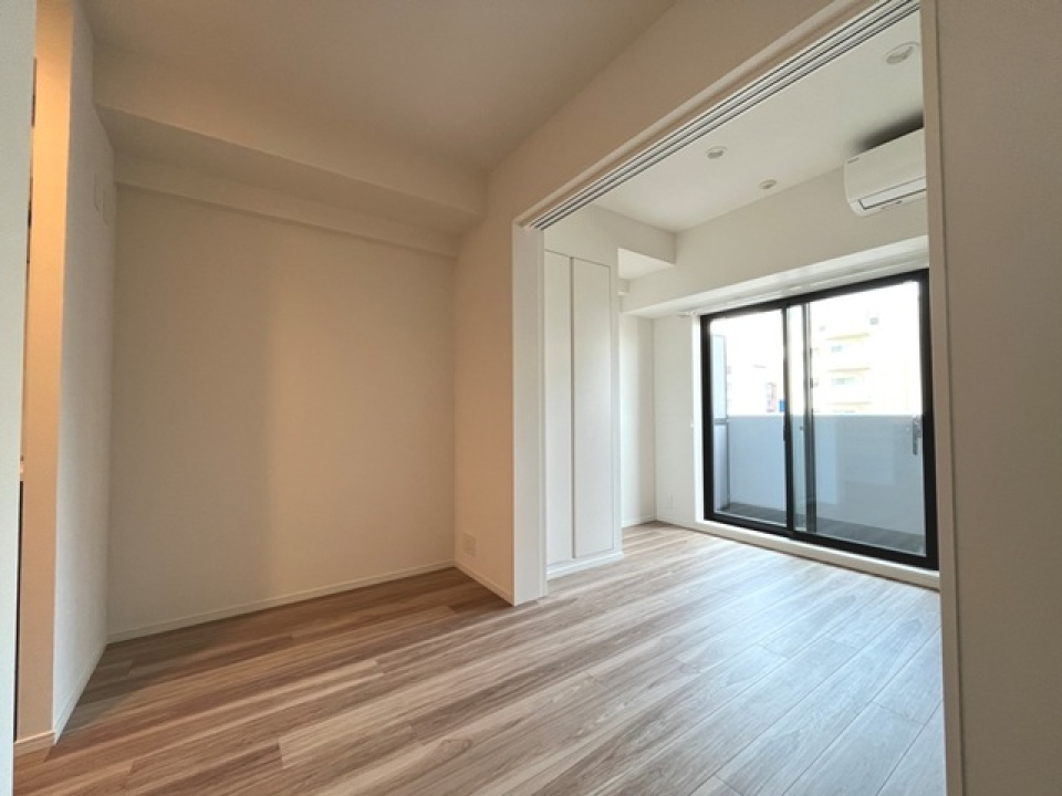 5.2帖のダイニングに4.3帖のベッドルームが続きます。※写真は同タイプ住戸です。