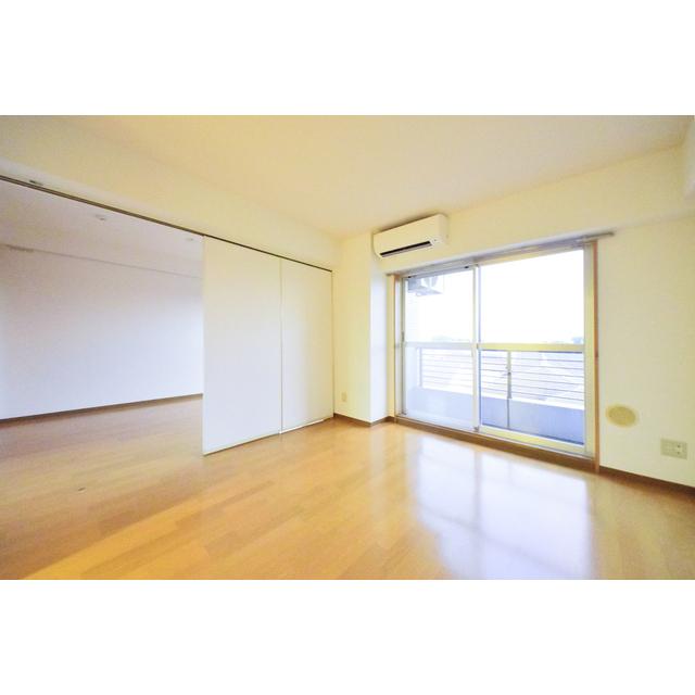 こちらは８．６帖の洋室です。