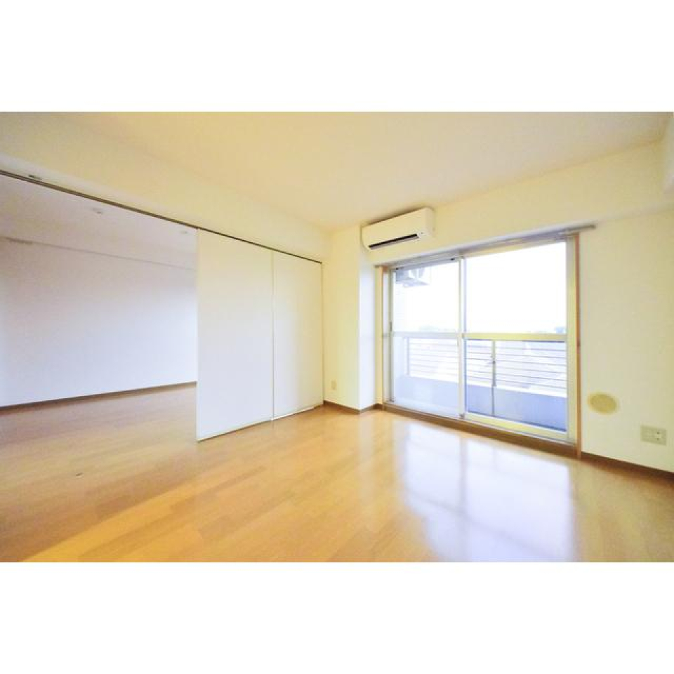 こちらは８．６帖の洋室です。