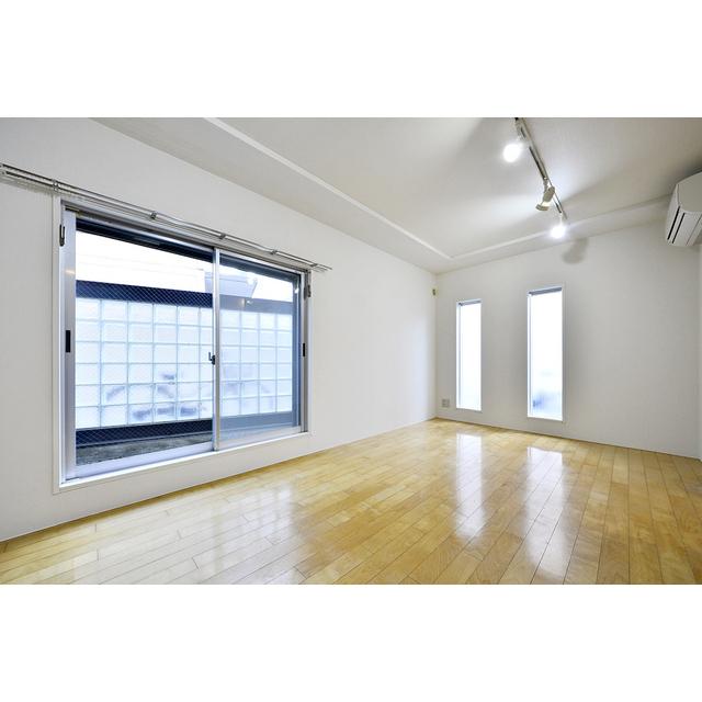 ダクトレールがついているので、照明の選択が増えますね！
