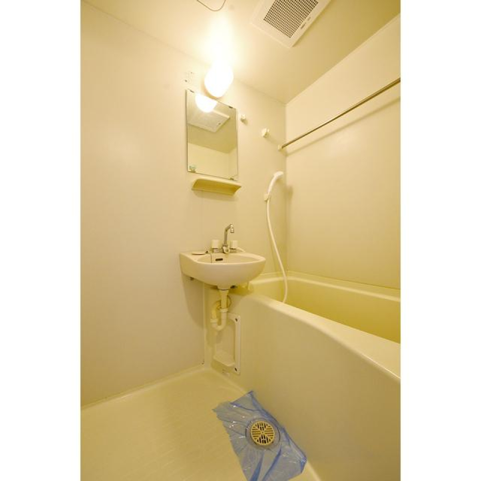 洗面台と浴室はお隣同士。