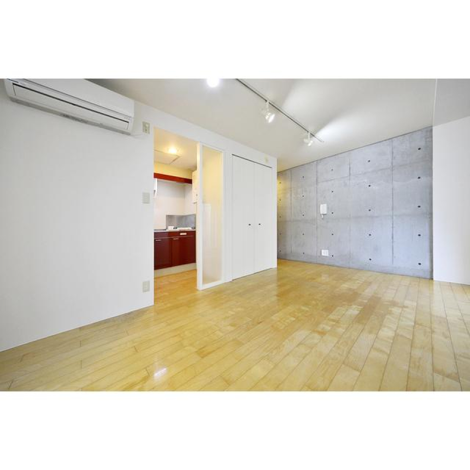 キッチンがちらりと見えます。