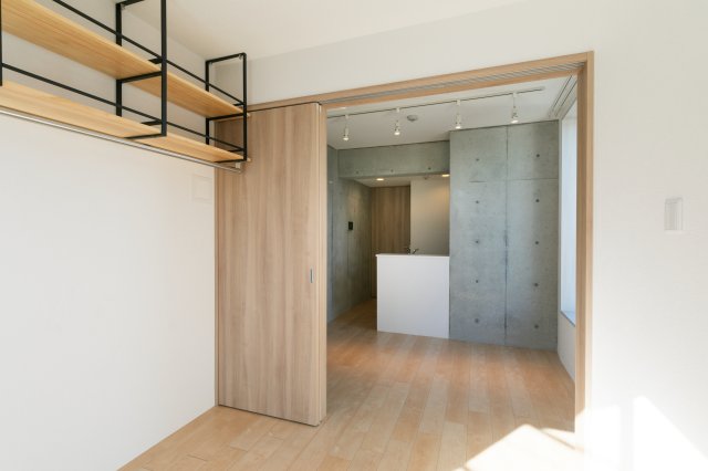 フロアと建具がナチュラルで優しい色でいいですね‼
