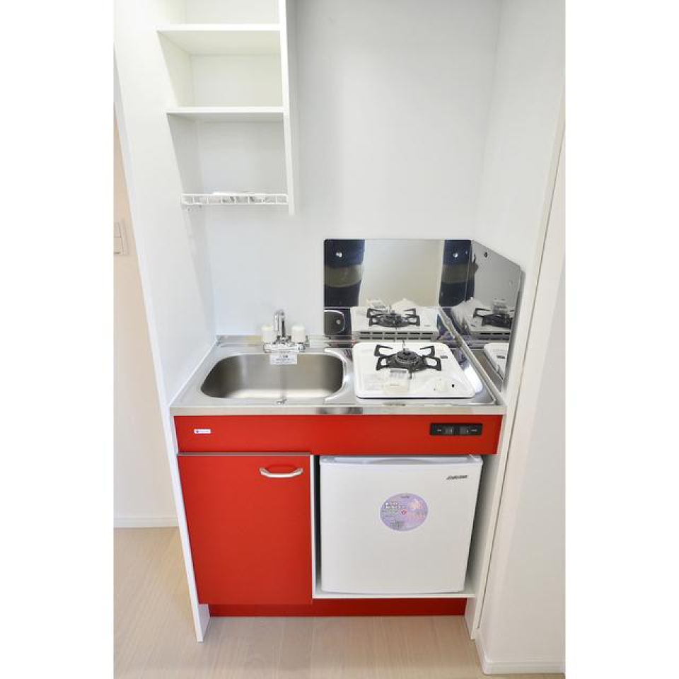 赤色のキッチンが可愛いですね。