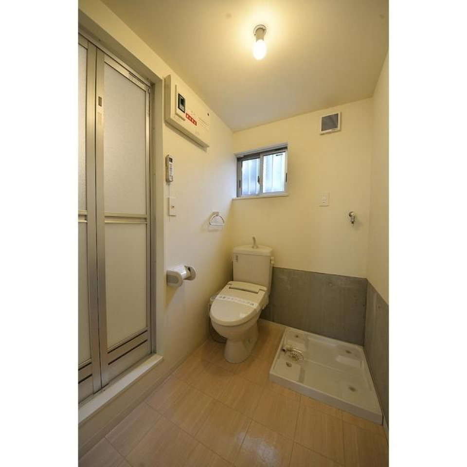 トイレの様子です。洗濯機の隣になります。