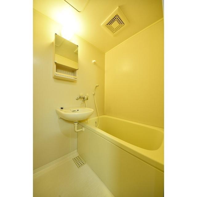 浴室と洗面所は併設されています。