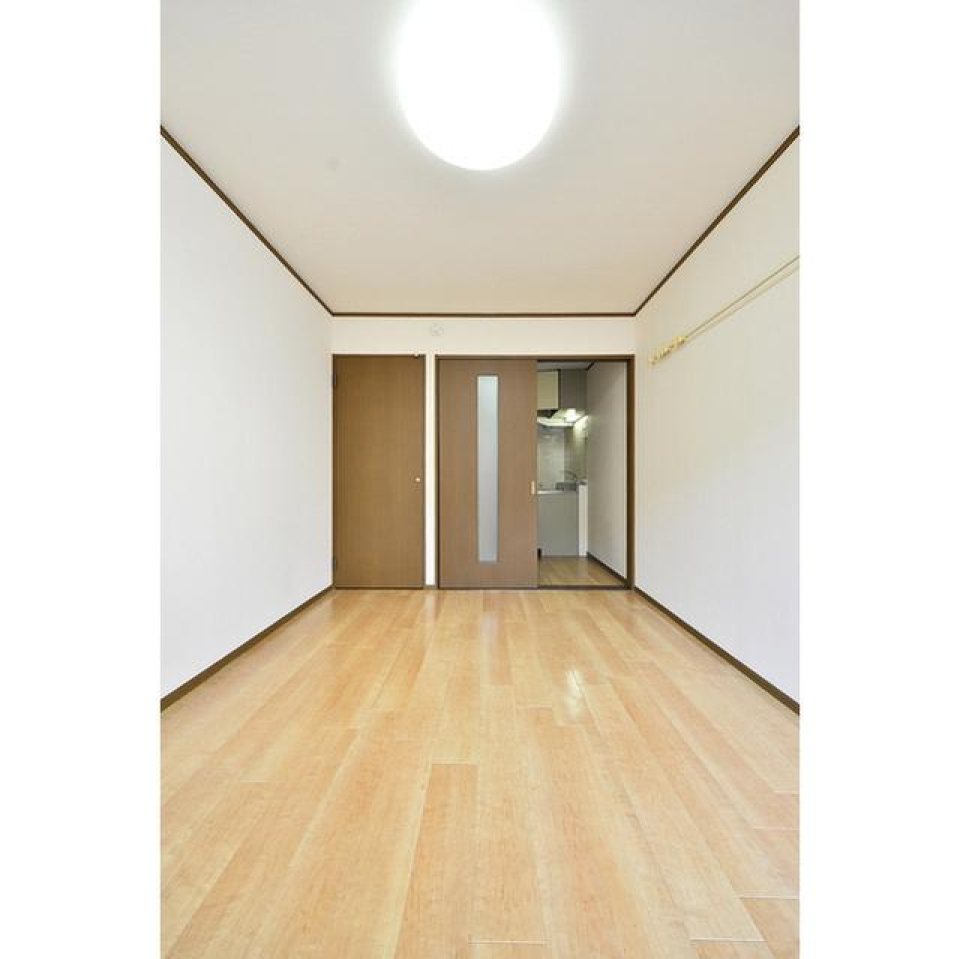 バス上の洋室です。