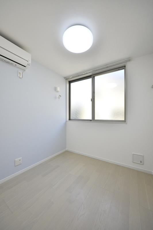 窓から光が入ります。