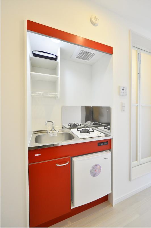 赤いキッチンが可愛いですね。