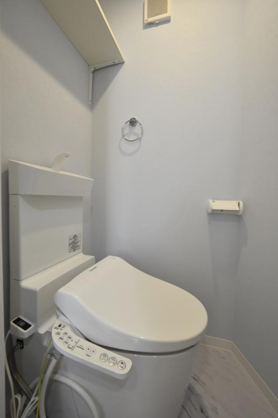 棚があるので掃除用具など整理整頓しやすそうですね。