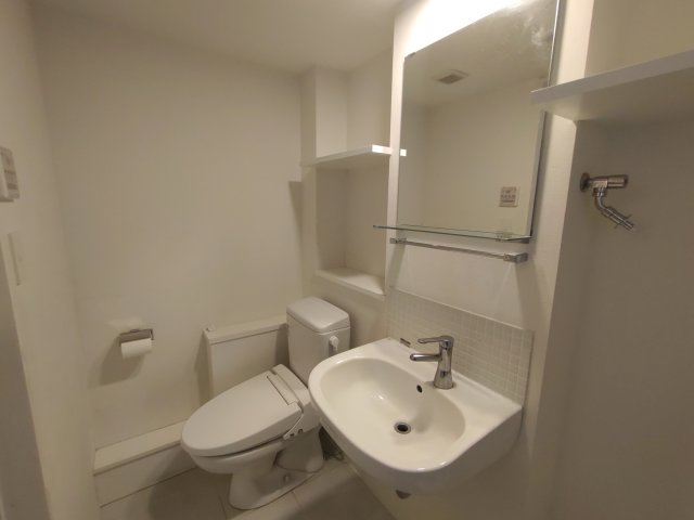 トイレと洗面台はお隣同士です。※参考写真