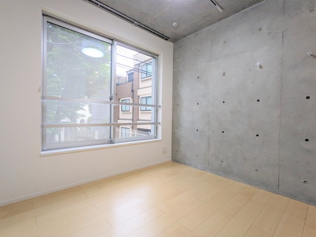 ３階建ての建物の１階に所在しています。※別号室写真