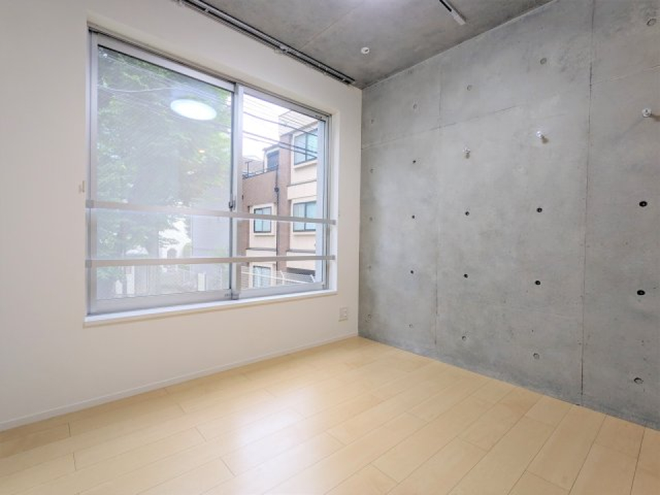 ３階建ての建物の１階に所在しています。※別号室写真