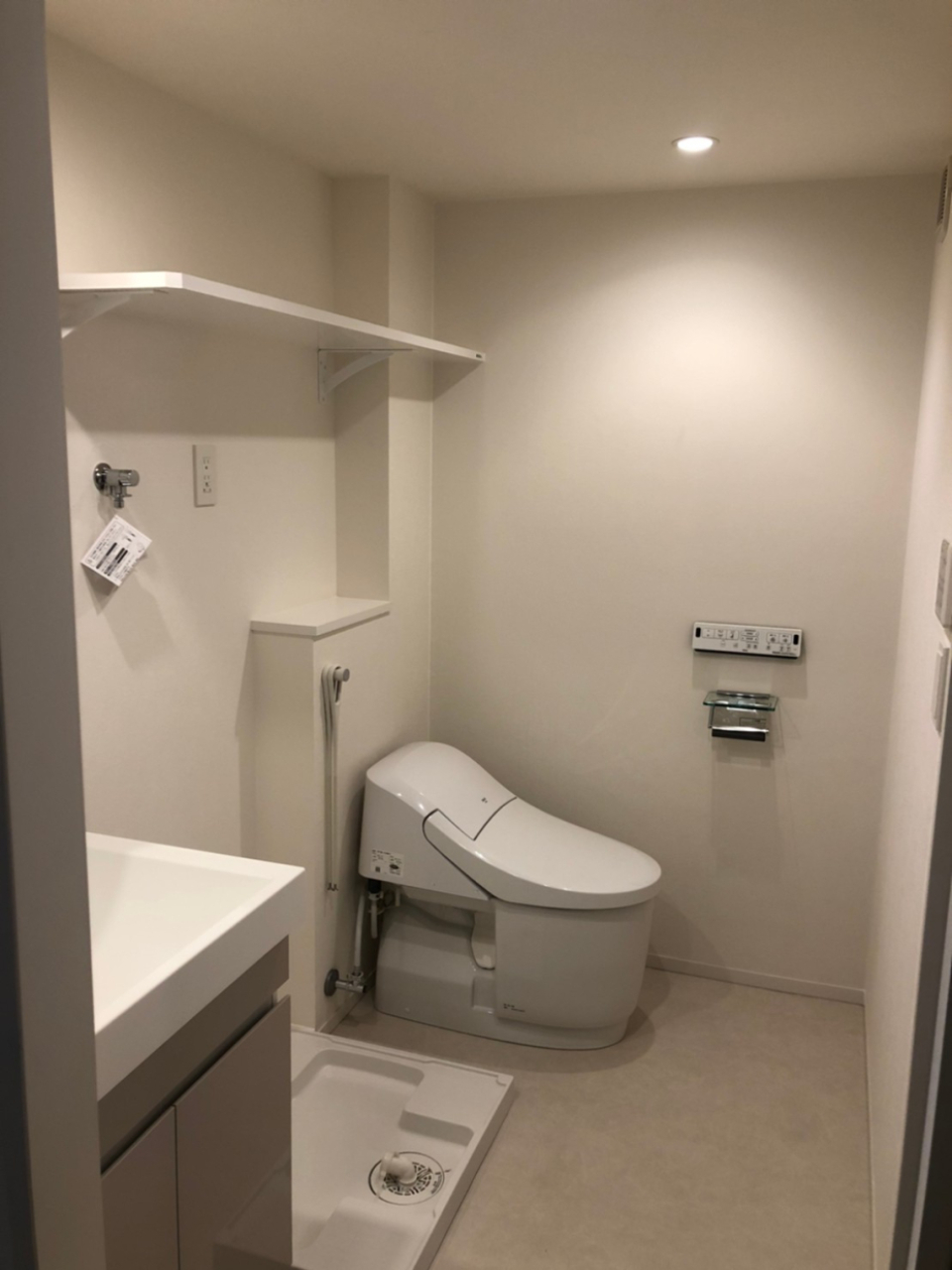 トイレと洗面所は同じ空間にあり〼。