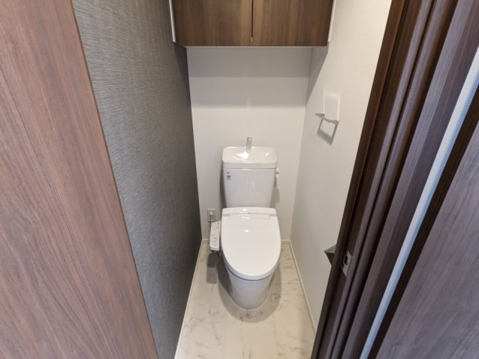 棚があるので掃除用具など整理整頓しやすそうですね。