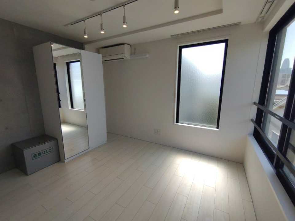 ダクトレールが取り付けられています。