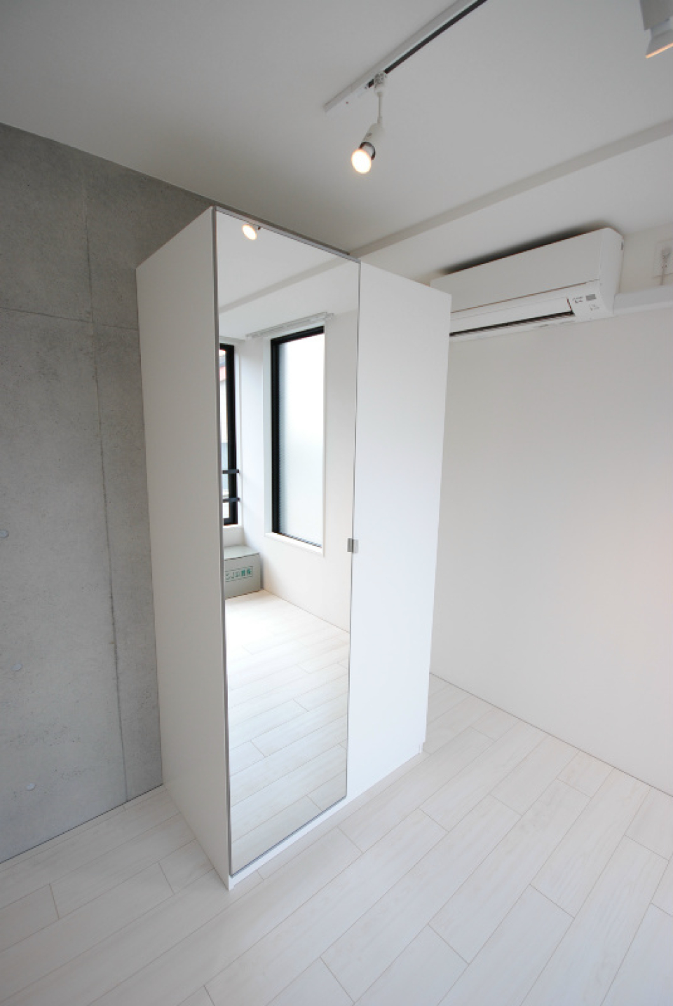 鏡付きのクローゼットがオシャレ。