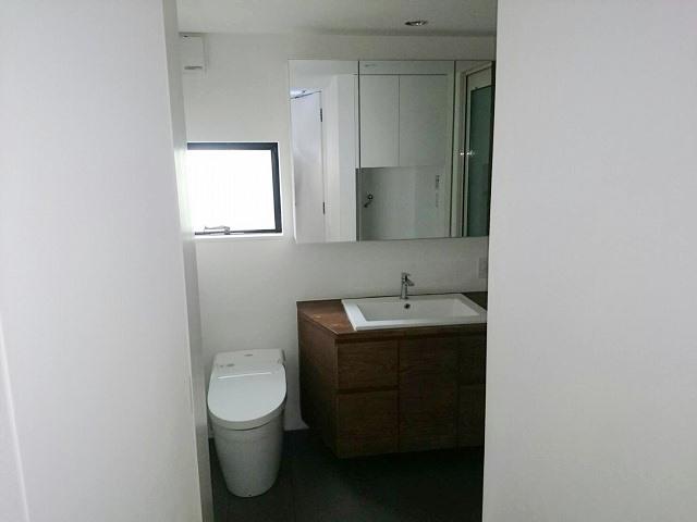 お手洗いは横に設置されています。