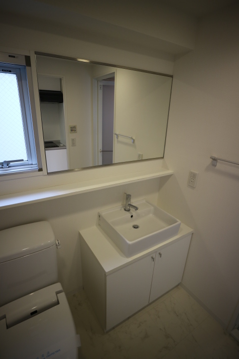 洗面台はトイレとお隣同士。