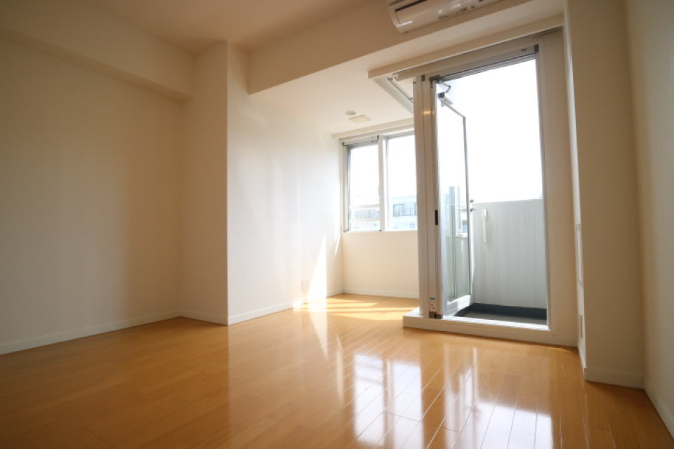 ８．９４帖の洋室です。