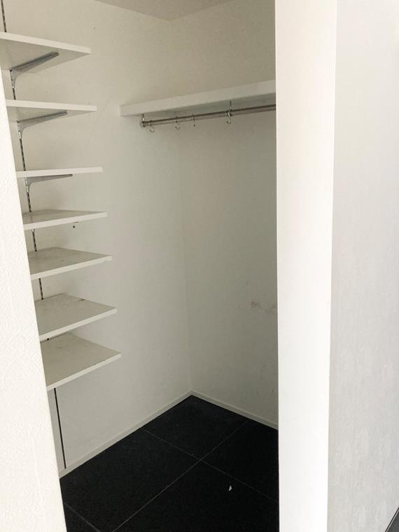 収納は各所に設けられ、居室はスッキリと見せることができます