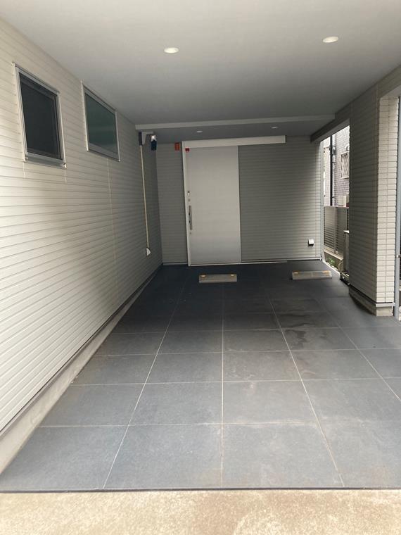 駐車スペースは屋根下