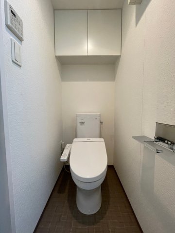 棚があるので掃除用具も片付けやすいトイレです。