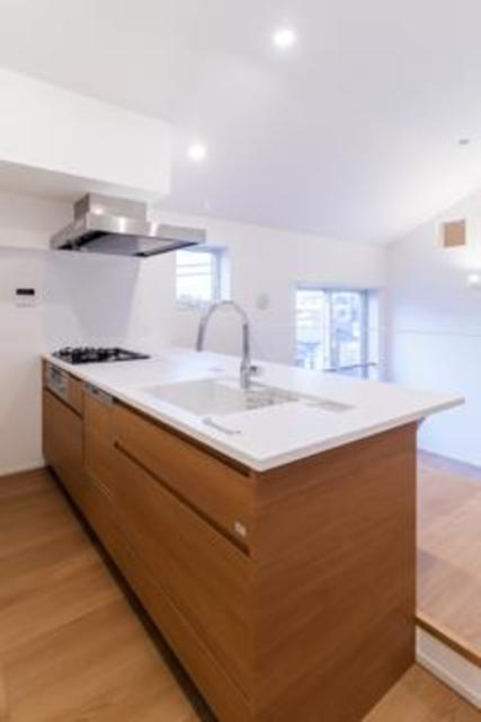 3口のガスコンロが導入されたキッチン。※写真は同タイプ住戸です。