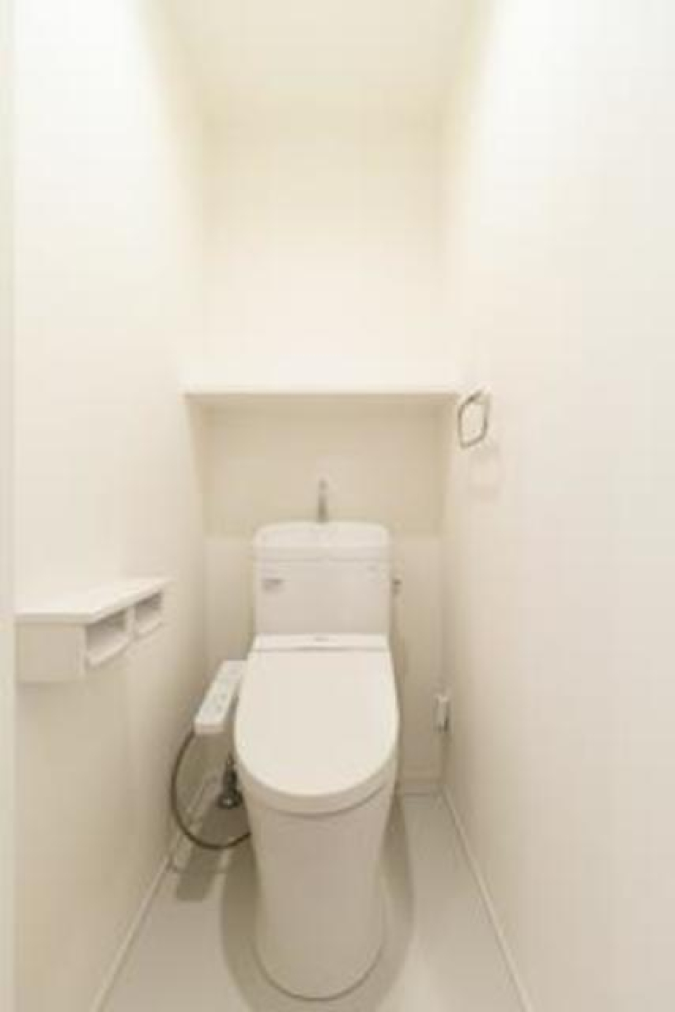 棚があるので掃除用具など整理整頓しやすそうですね。※写真は同タイプ住戸です。