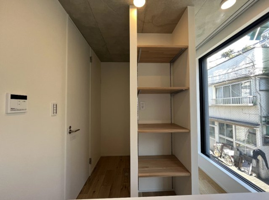 キッチンの背面にはシェルフがあります