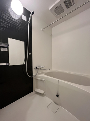 浴室乾燥機能付きのバスルーム