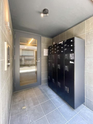 エントランスには大きな宅配ボックスが設置されています