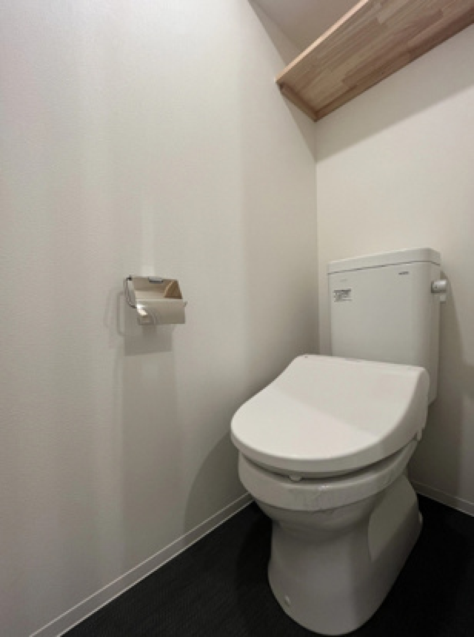 棚板やホルダーひとつでトイレの雰囲気はグッと良くなりますね