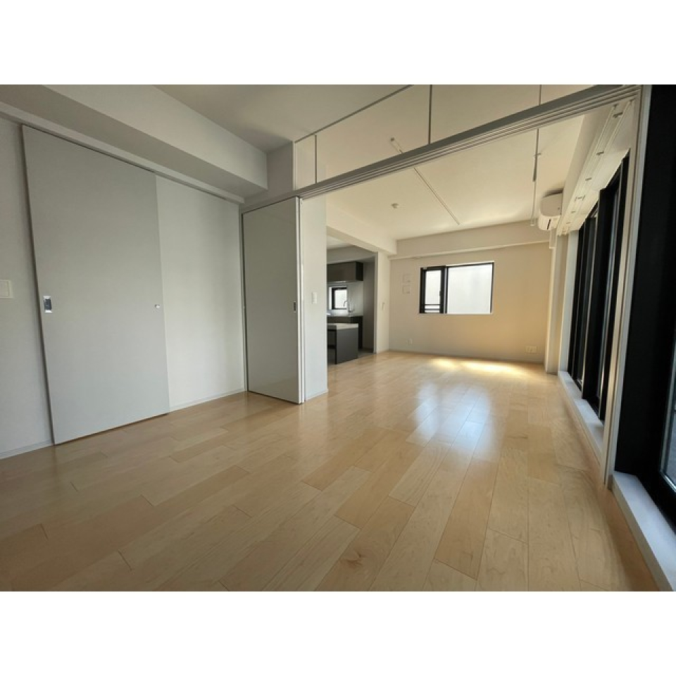 １４．３帖のLDKと５．１帖の部屋の様子です。