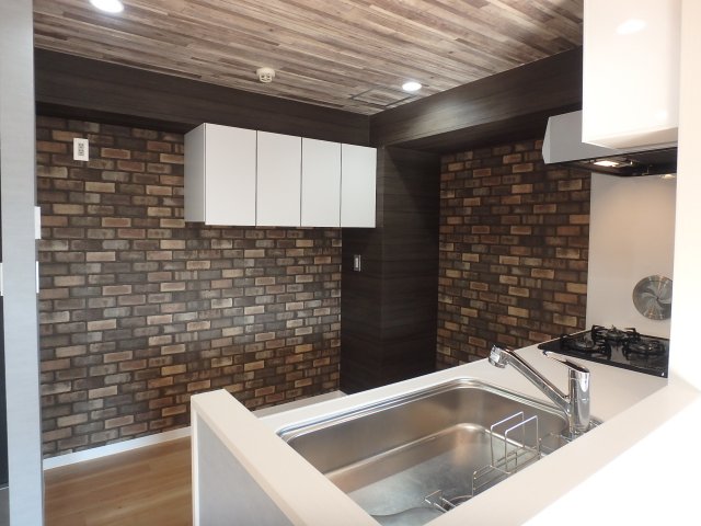 主張のしっかりしているキッチン。３口コンロが導入されています。