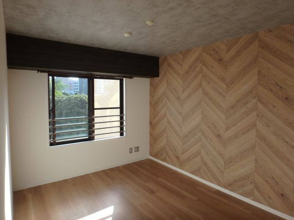 ヘリンボーンの壁紙がオシャレですね。