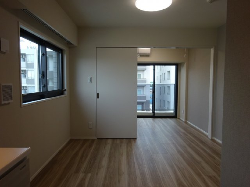 横引の扉を閉めてもリビングには光が入ってきます。