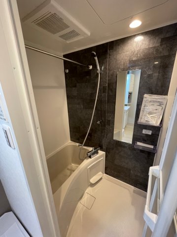 ダークトーンのパネルが採用された洋室です。