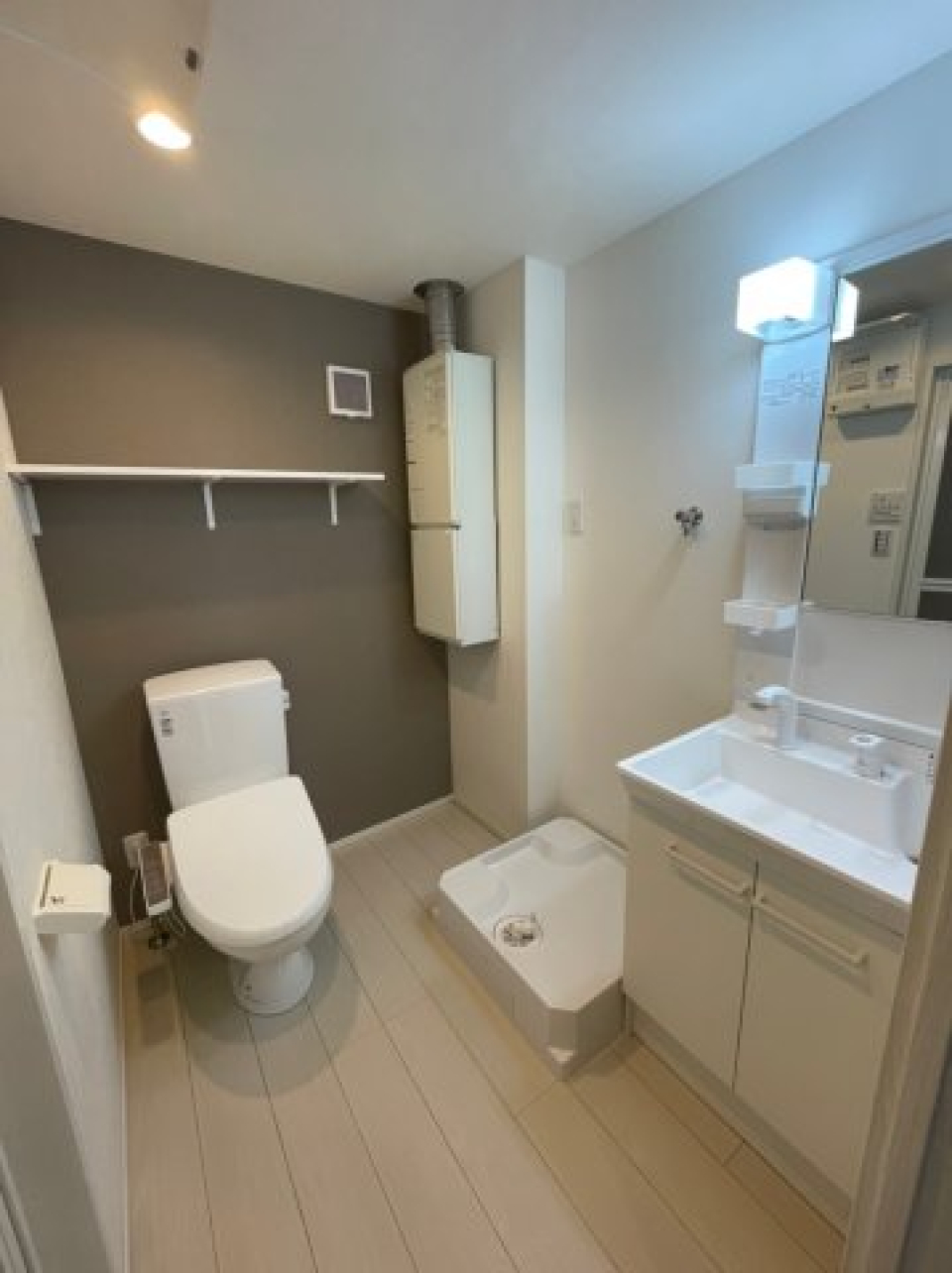 トイレと洗面台は同じ空間にあります。