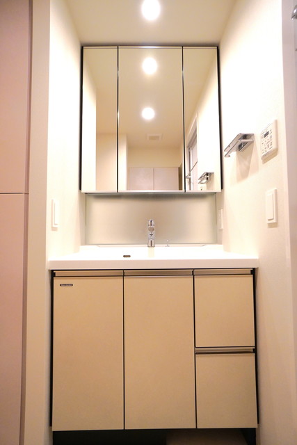 三面鏡の独立洗面台。※写真は同タイプ住戸です。