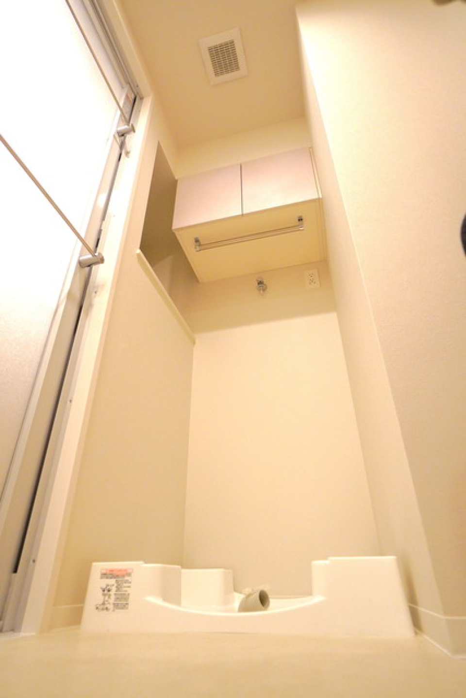 洗濯機置き場にも収納付き※写真は同タイプ住戸です。