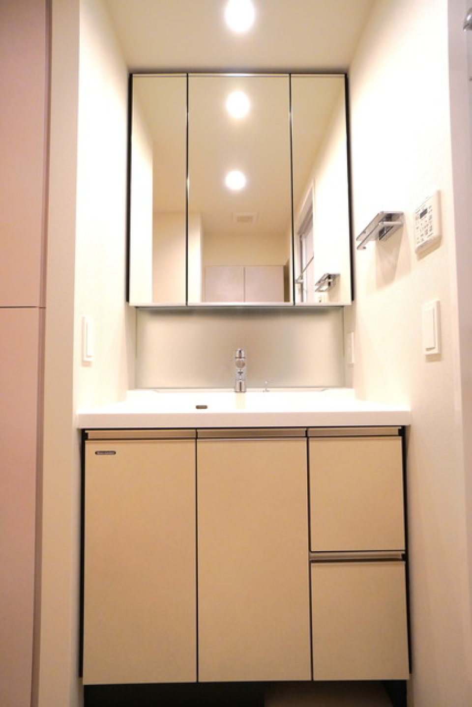 三面鏡の独立洗面台。※写真は同タイプ住戸です。