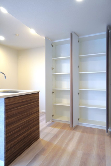 キッチン横の収納を開けた時の様子。※写真は同タイプ住戸です。