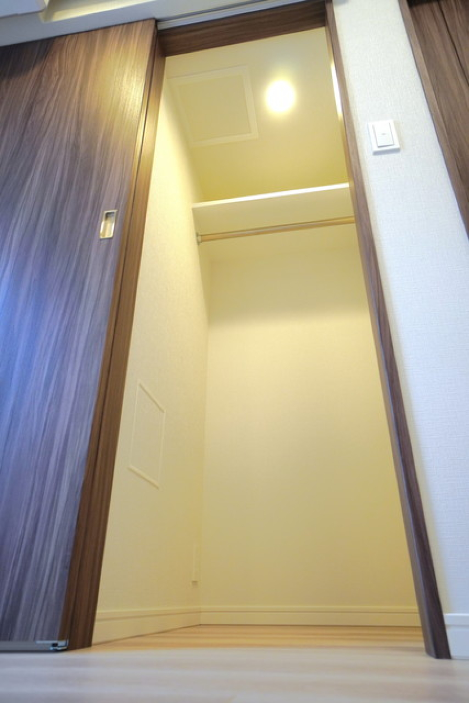 ３．６帖にはウォークインクローゼットが併設されています。※写真は同タイプ住戸です。