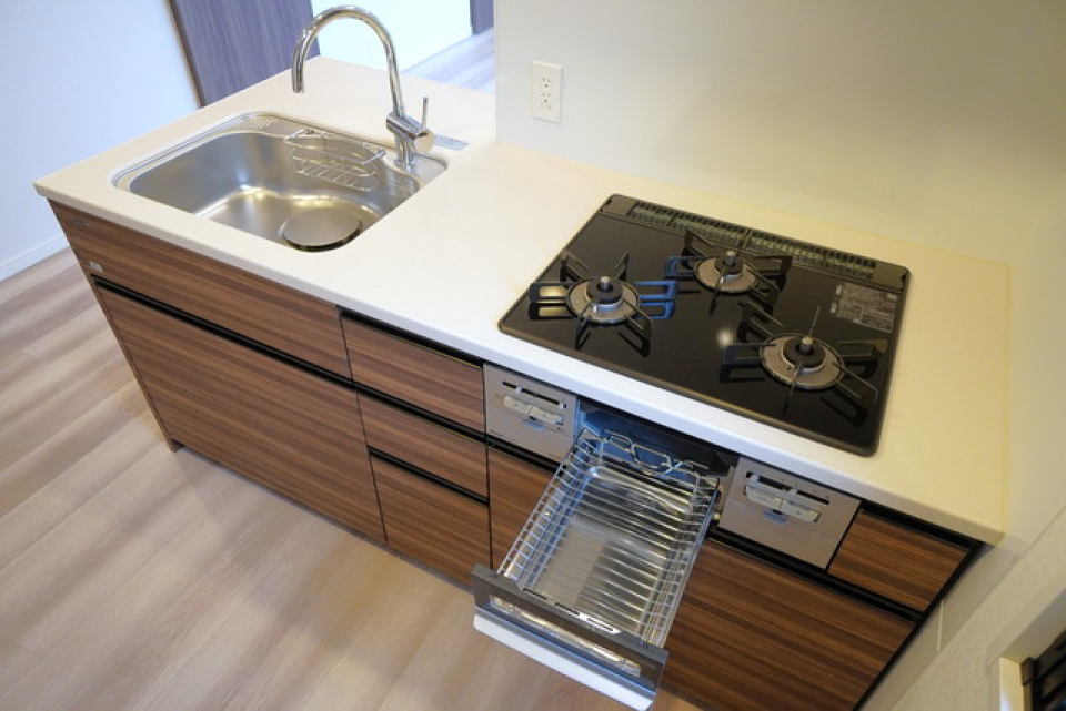 ３口ガスコンロが設置されたシステムキッチン。※写真は同タイプ住戸です。
