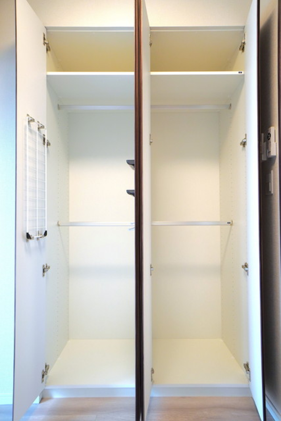 収納を開けた時の様子。※写真は同タイプ住戸です。